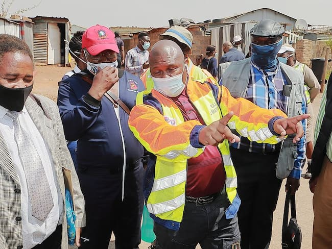 El alcalde Jolidee Matong durante una jornada de acompañamiento para impulsar la vacunación en la capital de Sudáfrica.