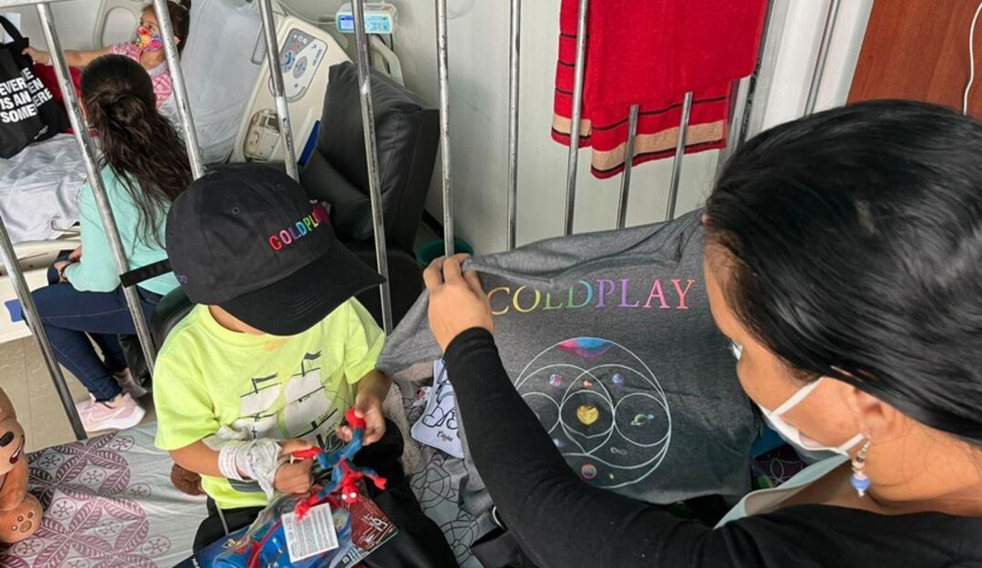 Representantes de la banda Coldplay entregaron regalos en hospital de Bogotá