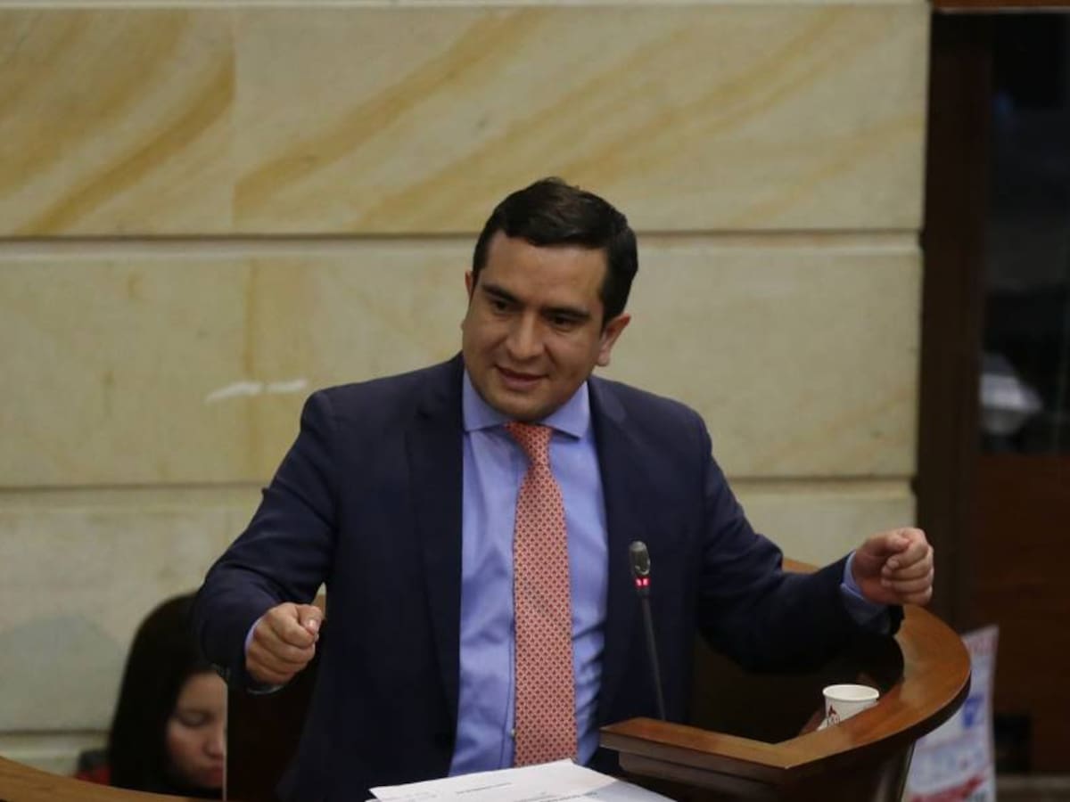 No utilicen la lengua para lamer suelas: Gabriel Santos a Edward Rodríguez
