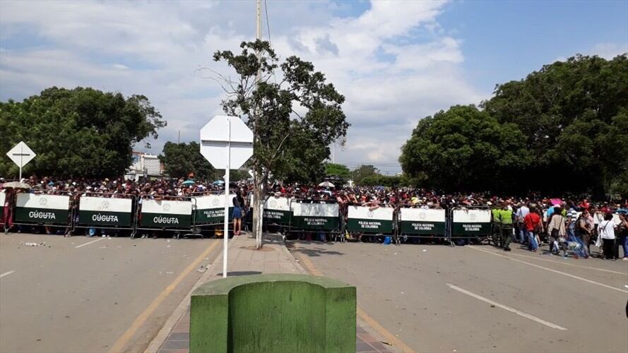 De manera intermitente, autoridades venezolanas anuncian a los extranjeros que cerrarán durante algunas horas paso por la frontera colombo-venezolana. Foto: Cortesía Diego Villamizar