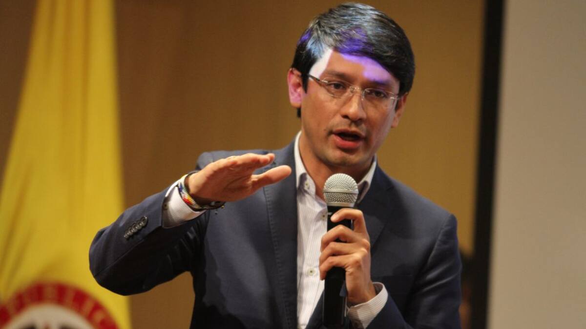 Romero pidió a Fajardo que "no se vaya a ver ballenas" en segunda vuelta
