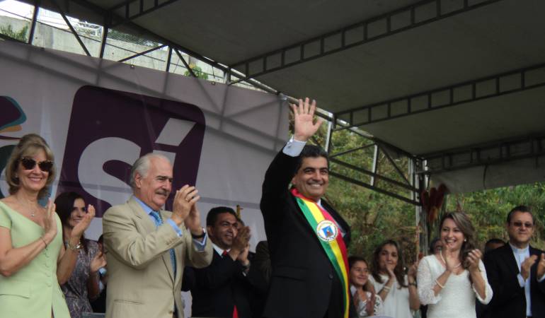 Sectores sociales, políticos y ciudadanos cuestionaron el viaje del mandatario y los alcaldes