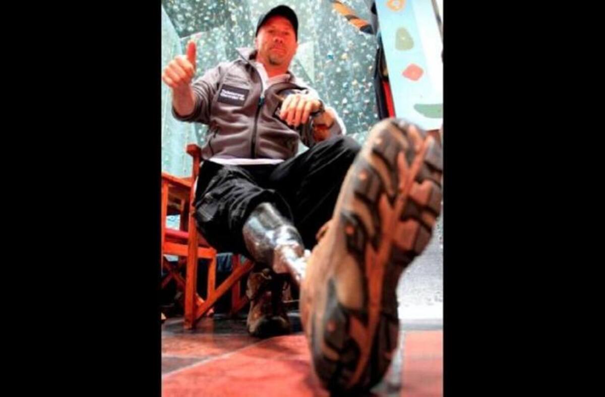 Nelson Cardona Carvajal Es un escalador de sueños Nacido en Manizales (Caldas), se convirtió en la primera persona con discapacidad física en conquistar la cima del Monte Everest.En su accidente sufrió fracturas maxilofaciales, pérdida total de la dentadura, trauma craneoencefálico con fractura, dos fracturas de pelvis y fractura abierta de tibia y peroné derechos que provocó la amputación.