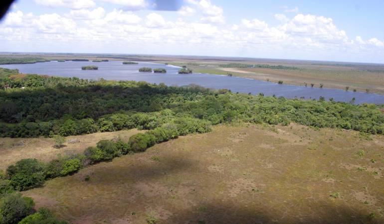 El notario salvadoreño Julio Alfredo Rivas, quien le sugirió a los colombianos estar muy pendientes de la política de tierras