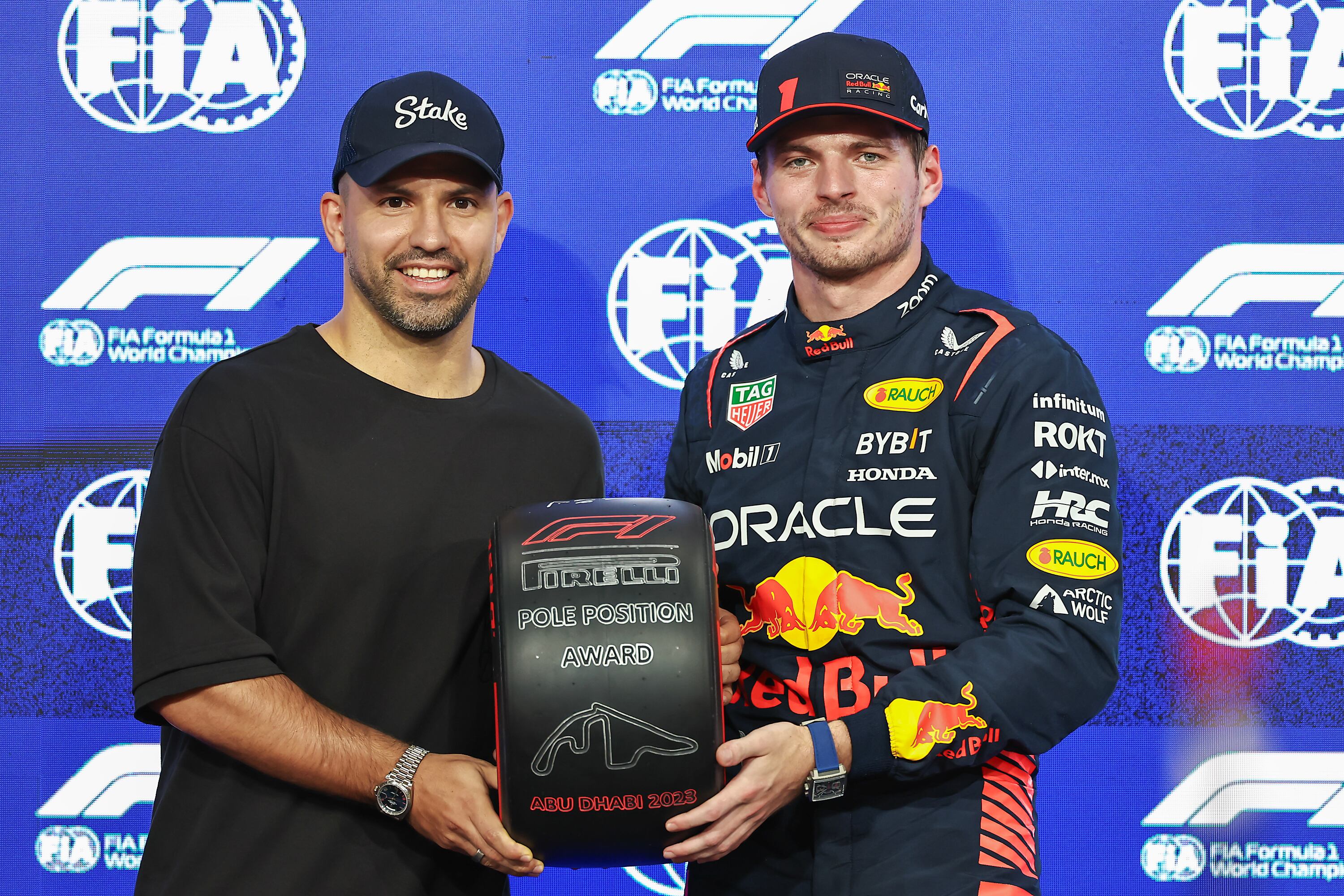 Sergio Agüero entrega el premio de Pole Position a Max Verstappen en el GP de Abu Dhabi | Foto: Qian Jun/MB Media/Getty Images