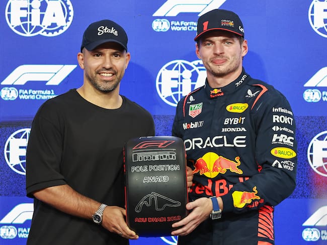 Sergio Agüero entrega el premio de Pole Position a Max Verstappen en el GP de Abu Dhabi | Foto: Qian Jun/MB Media/Getty Images