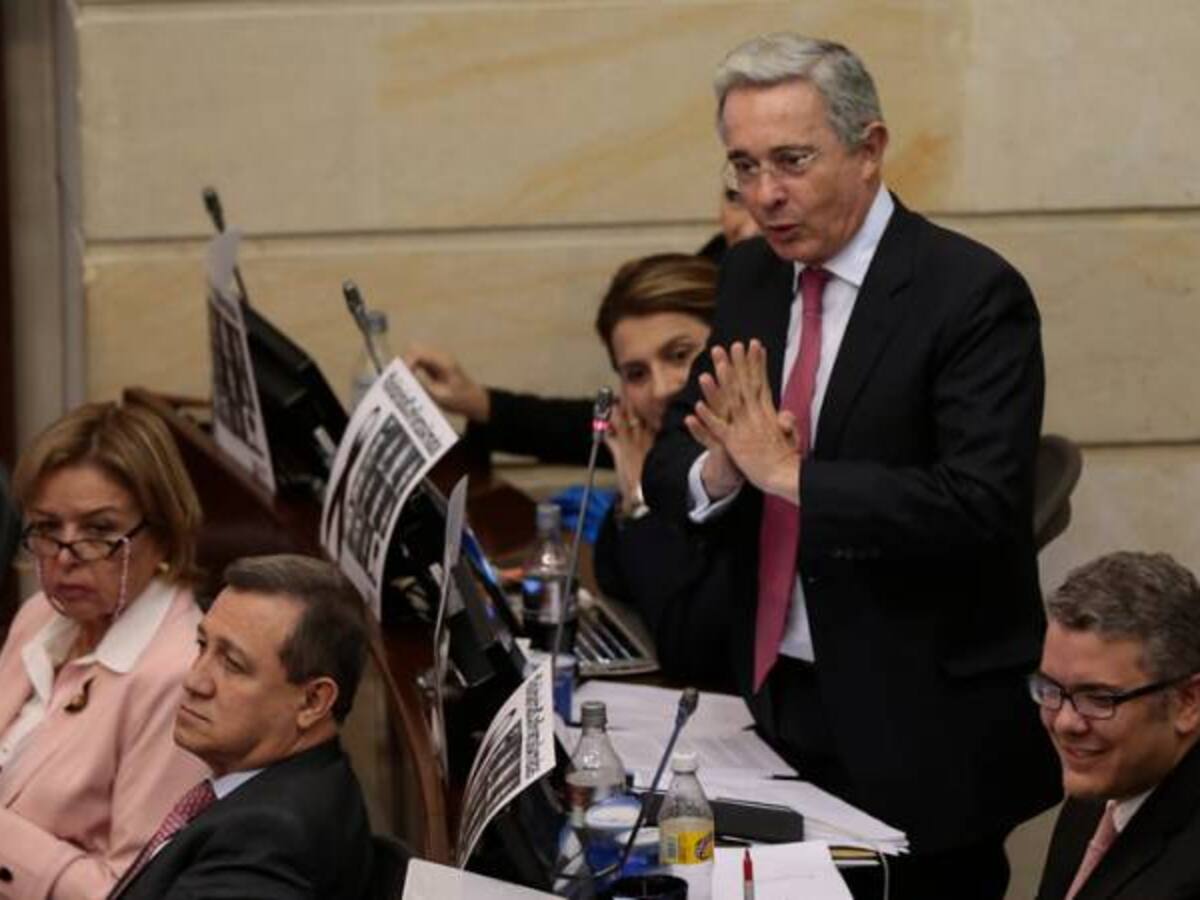 Uribe reconoce que fue un error proponer curules para grupos terroristas