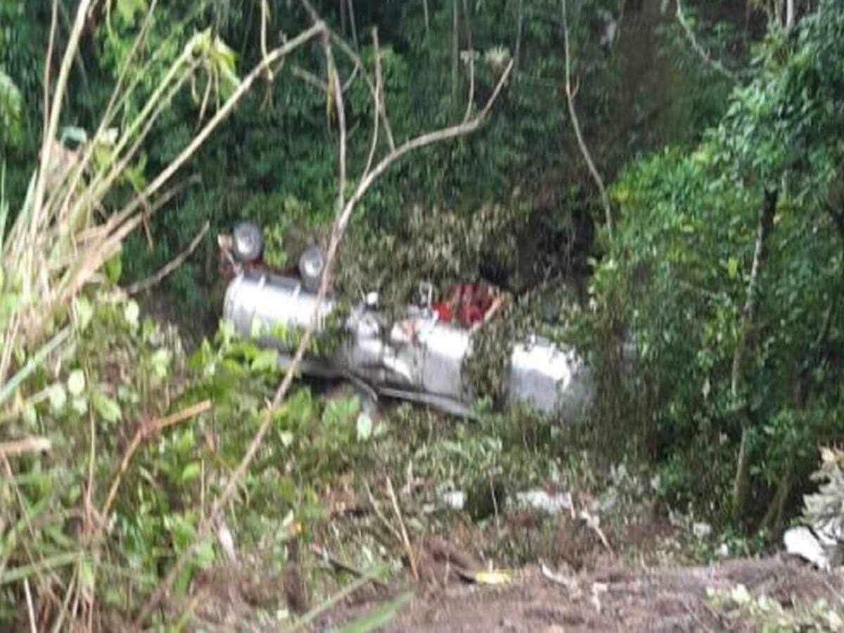 Derrame de combustible contamina una quebrada de Cundinamarca