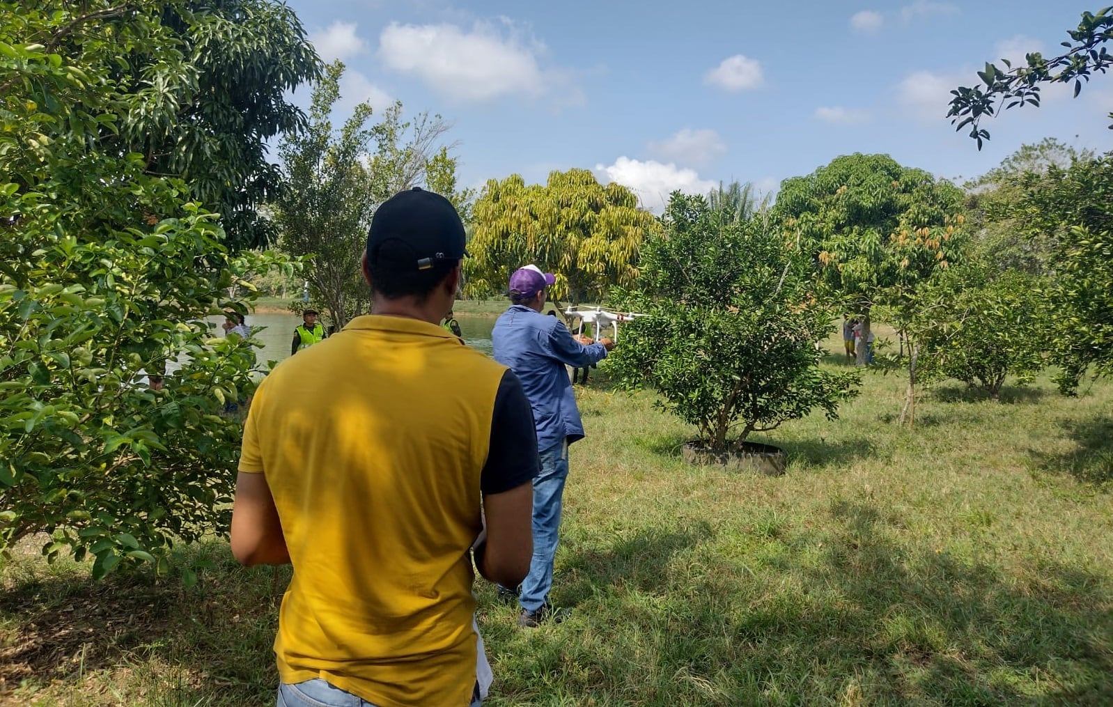 Momento de la búsqueda que realizaron la Policía, socorristas y voluntarios.