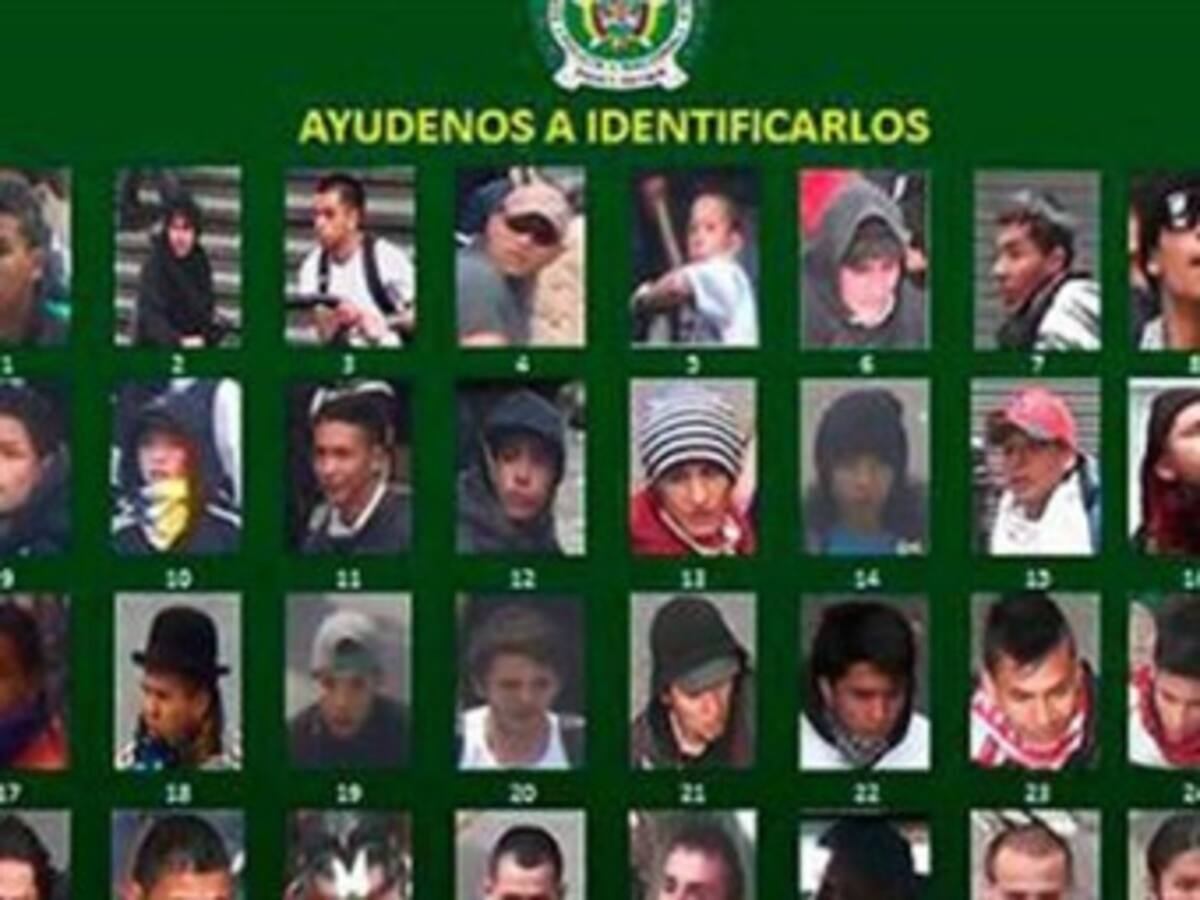 Doce jóvenes que aparecen en el cartel de los "vándalos" se han presentado ante la Policía