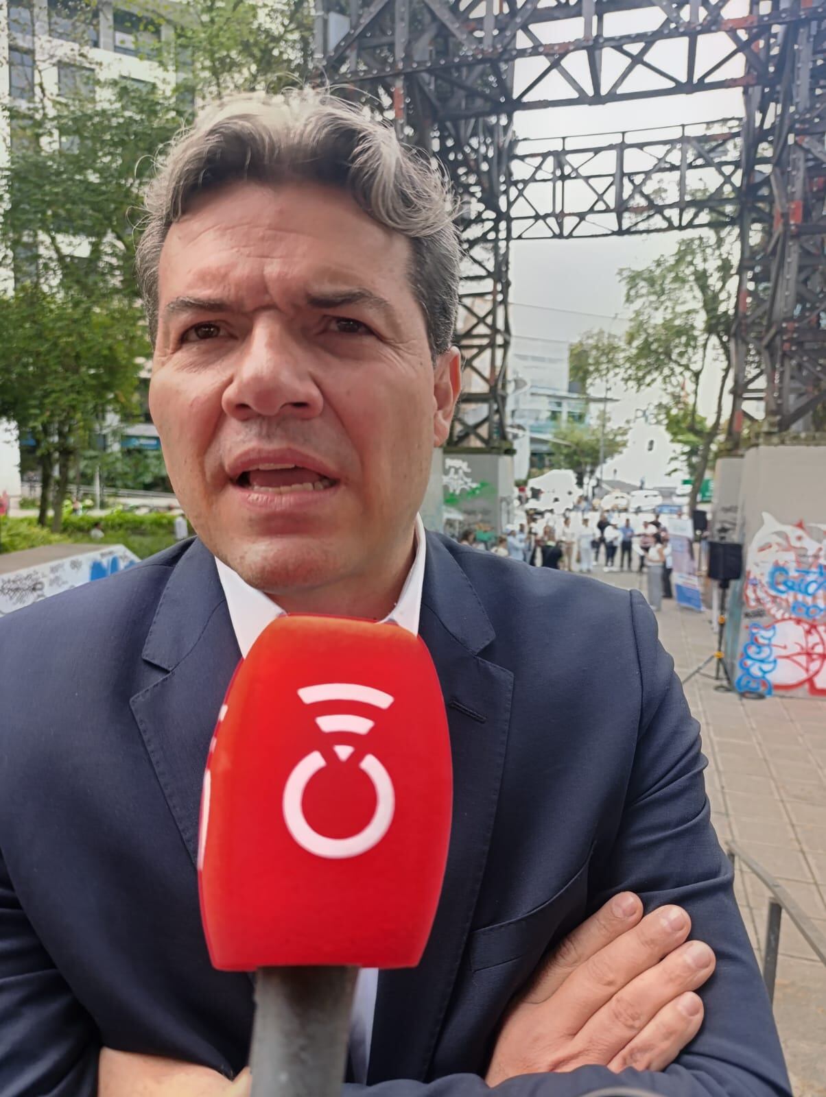 El abogado y vocero del Comité Promotor del Referendo por la Estabilidad Constitucional, Mauricio Pava, en la recolección de firmas en la capital caldense.