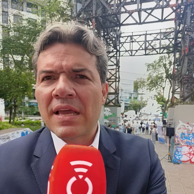 El abogado y vocero del Comité Promotor del Referendo por la Estabilidad Constitucional, Mauricio Pava, en la recolección de firmas en la capital caldense.