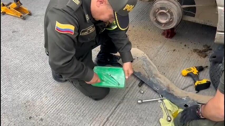 Policía incauta 91 kilos de cocaína ocultos en un vehículo en Antioquia. Foto: Policía de Antioquia.