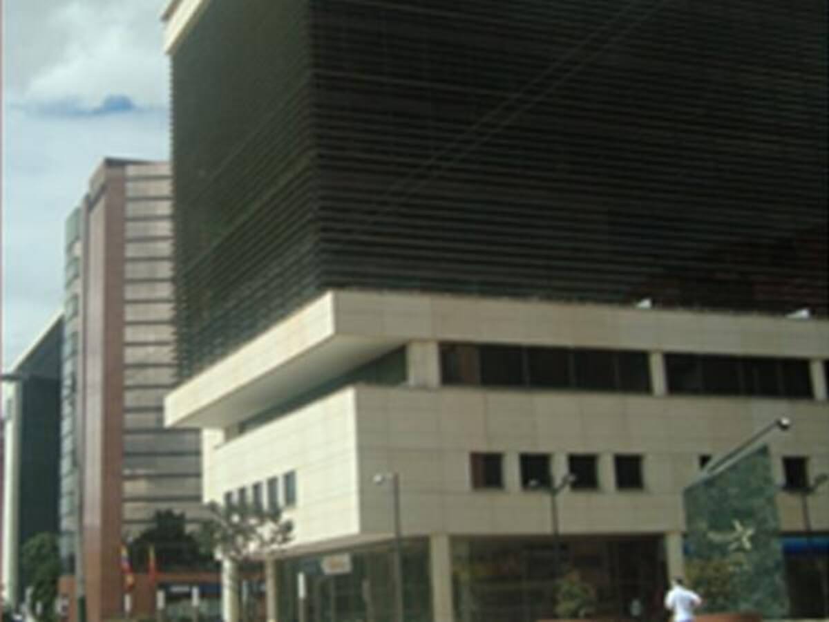 Desde algunas oficinas de este edificio despachaban algunos de los involucrados en el robo a la DIAN.