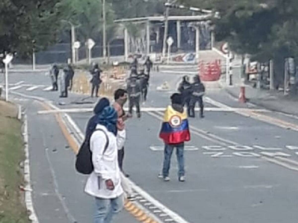 Encapuchados intentaron quemar una retroexcavadora y en el ITM de Robledo