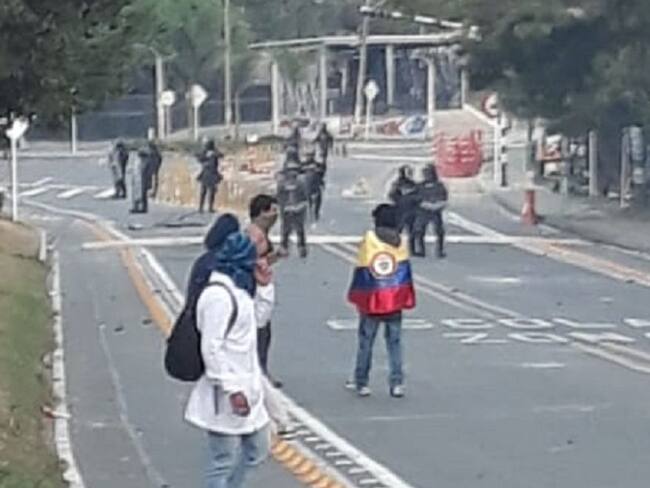 Encapuchados intentaron quemar una retroexcavadora y en el ITM de Robledo