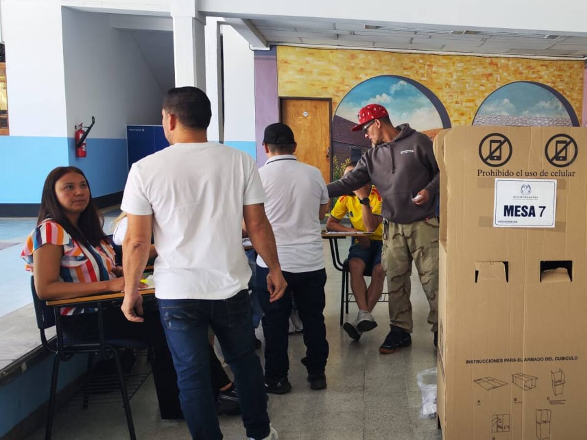Una mujer fue detenida en Bello por agredir a un policía en un puesto de votación