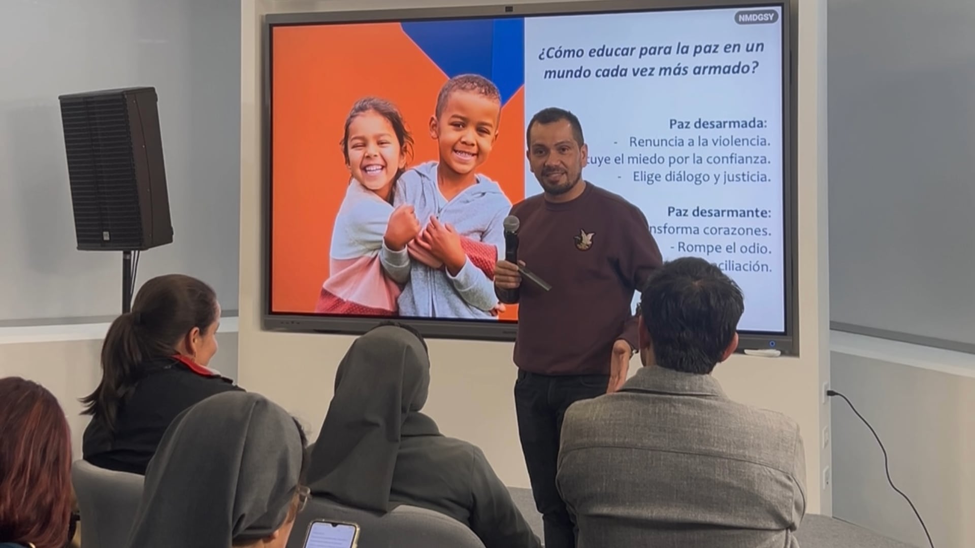 Para Oscar Pérez Sayago, director de la CIEC, la base de una buena educación esta en escuchar a los jóvenes para entenderlos mejor y así crear modelos de formación que los acerquen a la escuela y no que los alejen. | Foto: Sara Medellin