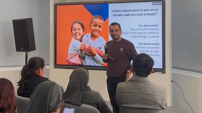Para Oscar Pérez Sayago, director de la CIEC, la base de una buena educación esta en escuchar a los jóvenes para entenderlos mejor y así crear modelos de formación que los acerquen a la escuela y no que los alejen. | Foto: Sara Medellin