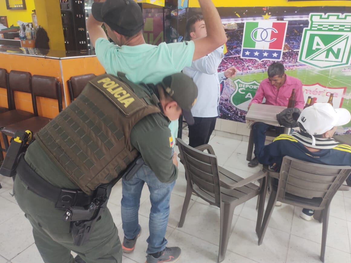 Como actividad diferencial se llevaron a cabo dos diligencias de registro y allanamiento en el barrio Julio Bahamon del municipio de Garzón, que permitió la captura de dos personas y la incautación de más de 120 dosis de marihuana y bazuco.