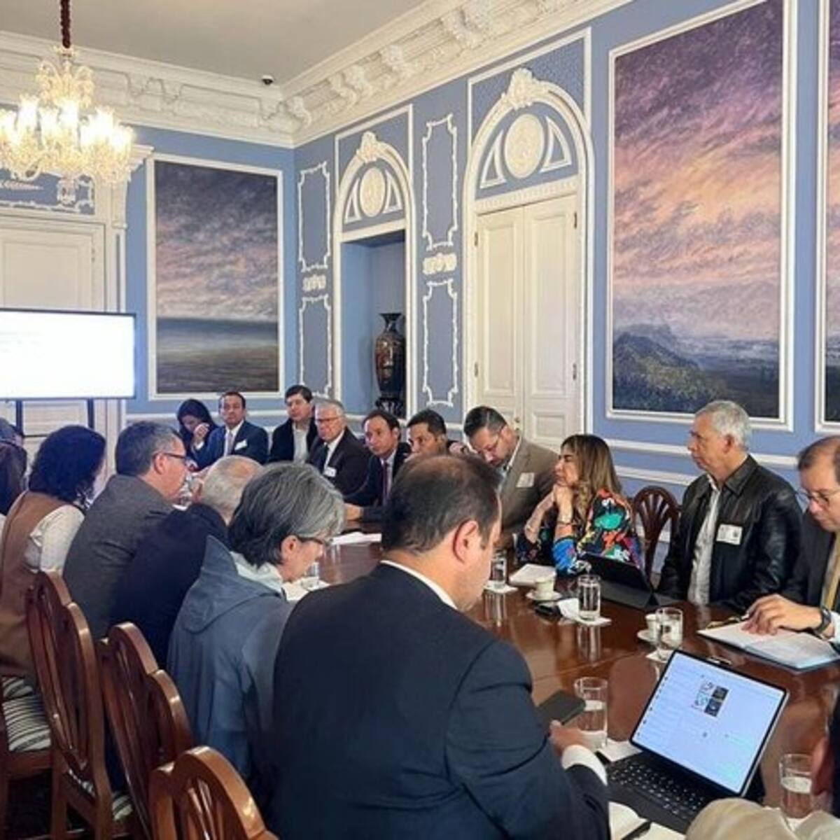 Autoridades y gremios de Santander se reúnen con el Dapre