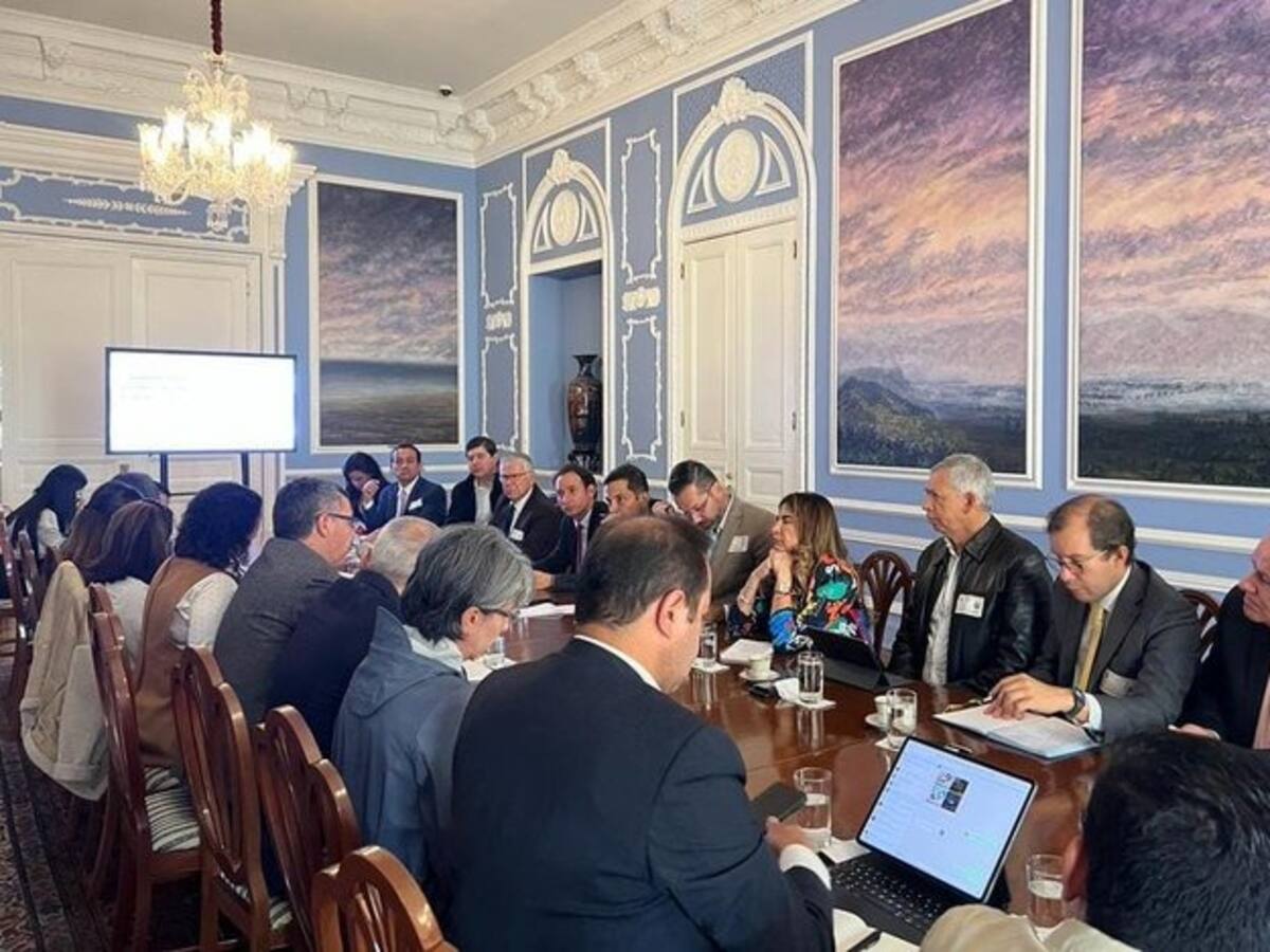 Autoridades y gremios de Santander se reúnen con el Dapre