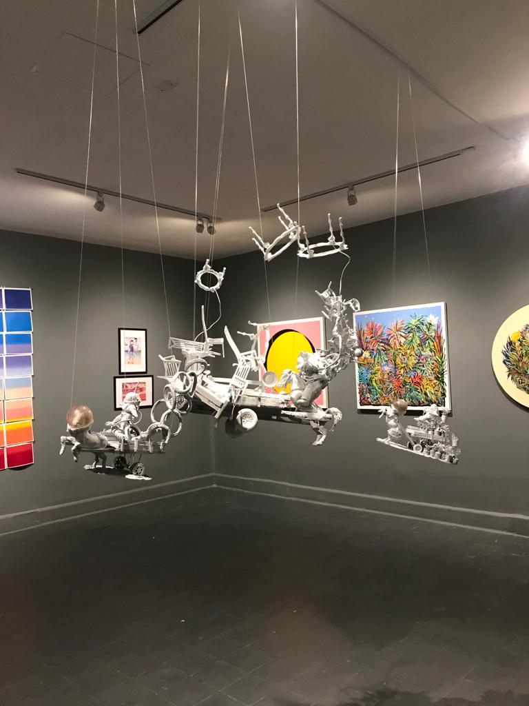 Obra Astromulero de Deiner Arias, en la la exposición de arte ‘utopías - Distopias: futuros de un Caribe incierto’ // Foto tomada por Caracol Radio