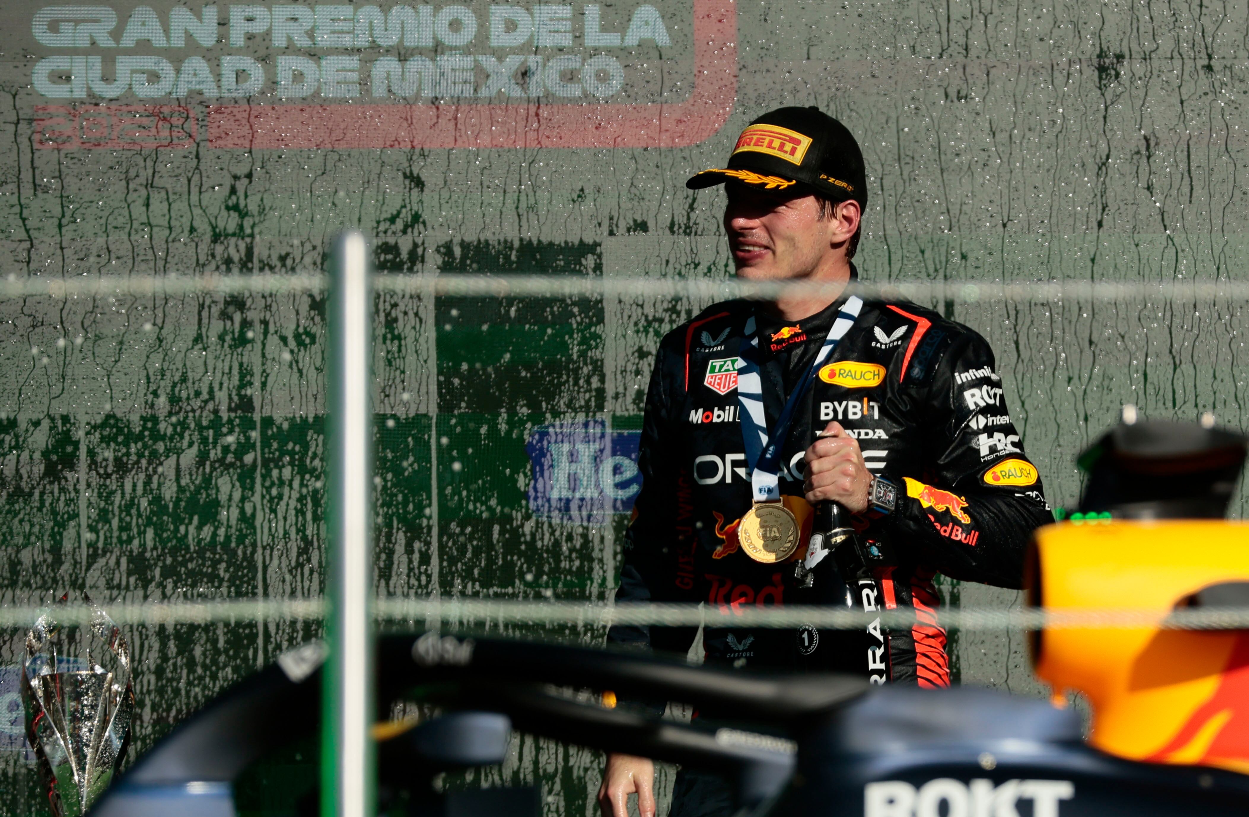 . CIUDAD DE MÉXICO (MÉXICO), 29/10/2023.- El holandés Max Verstappen de Red Bull Racing celebra al ganar hoy, en el Gran Premio de México de Fórmula 1, en el autódromo Hermanos Rodríguez en Ciudad de México (México). EFE/ Jose Mendez
