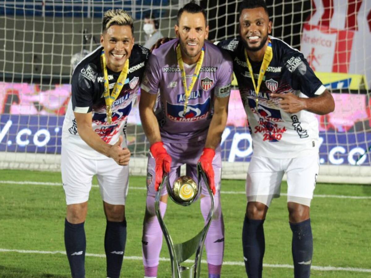 Hinchas recibieron al campeón de la Superliga en el aeropuerto