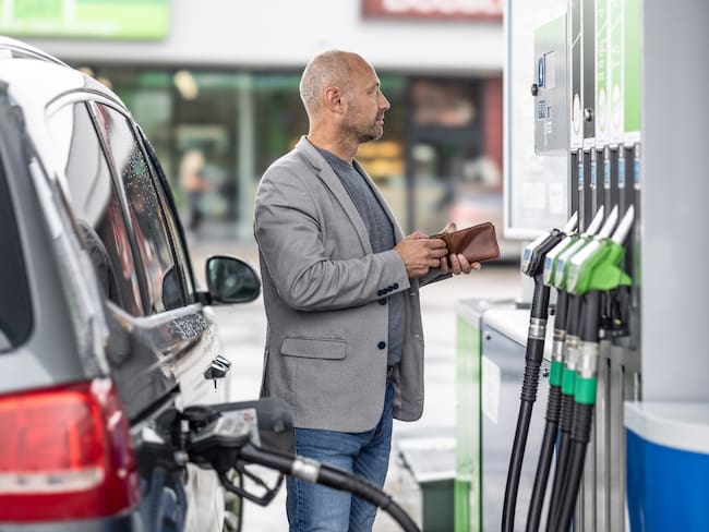 Hombre cargando gasolina del carro // Getty Images