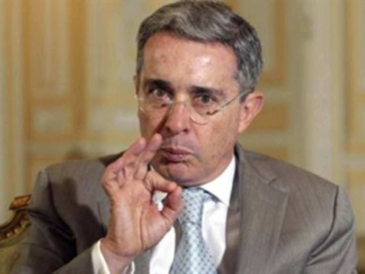 Álvaro Uribe aseguró que el presidente Santos engaña al país