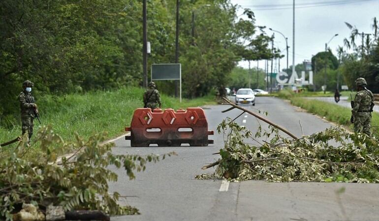 ¿Qué opina sobre el despliegue de fuerza pública para desbloquear vías? #DesbloquearEs. Foto: Getty Images / LUIS ROBAYO