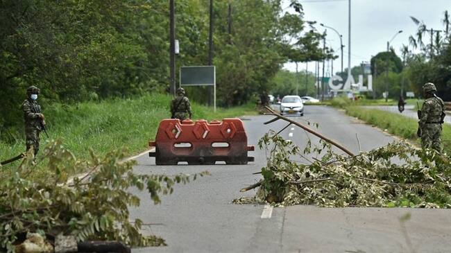¿Qué opina sobre el despliegue de fuerza pública para desbloquear vías? #DesbloquearEs. Foto: Getty Images / LUIS ROBAYO