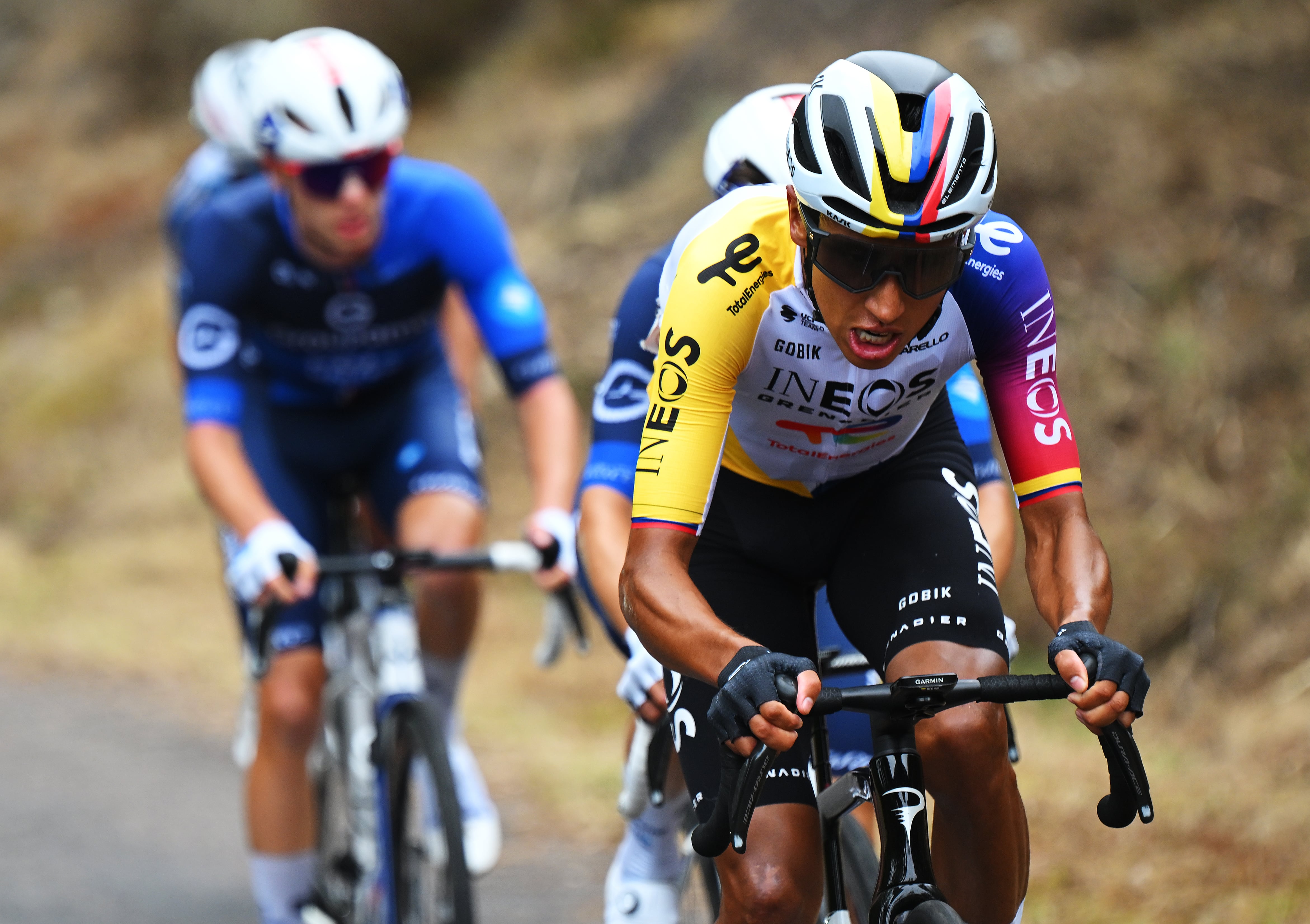 Egan Bernal estuvo más de 100 kilómetros en el grupo de fuga de la jornada. (Photo by Tim de Waele/Getty Images)