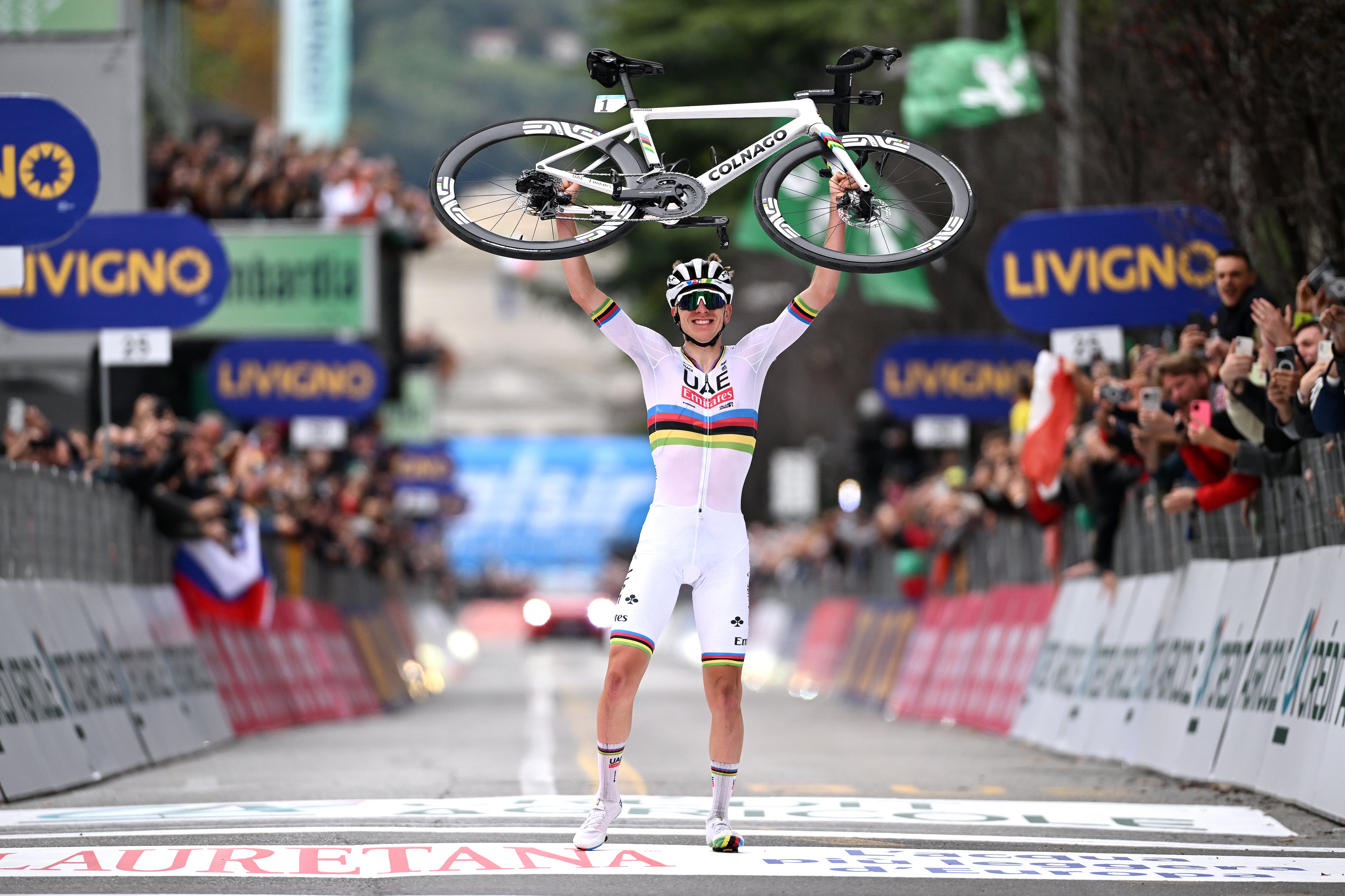 Tadej Pogacar festeja en la línea de meta con su bicicleta levantada. (Photo by Tim de Waele/Getty Images)