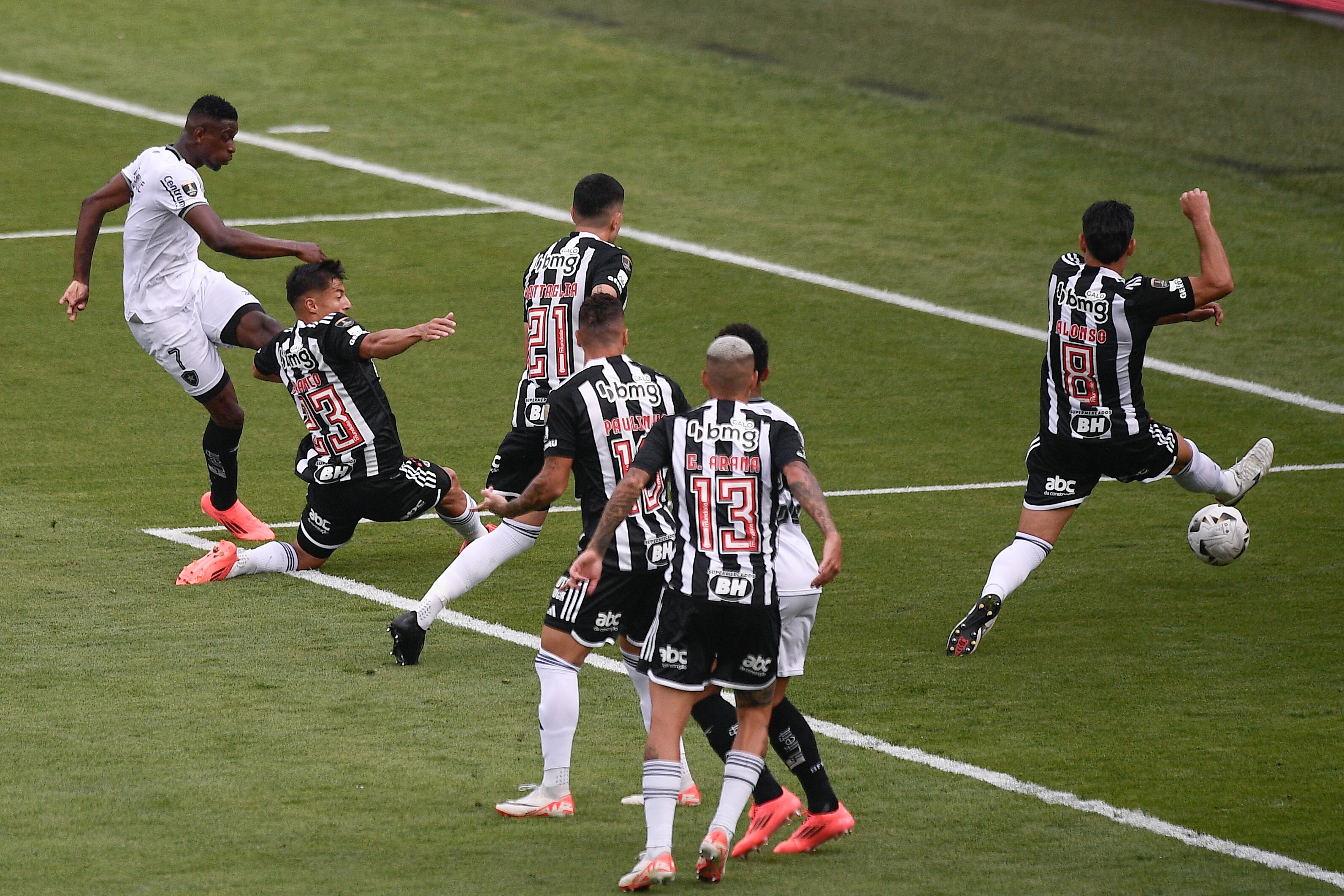 EVE6042. BUENOS AIRES (ARGENTINA), 30/11/2024.- Luiz Henrique (i) de Botafogo patea para anotar su gol este sábado, en la final de la Copa Libertadores entre Atlético Mineiro y Botafogo en el estadio Más Monumental en Buenos Aires (Argentina). EFE/ Matías Napoli Escalero