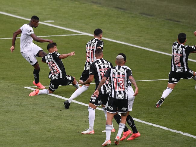 EVE6042. BUENOS AIRES (ARGENTINA), 30/11/2024.- Luiz Henrique (i) de Botafogo patea para anotar su gol este sábado, en la final de la Copa Libertadores entre Atlético Mineiro y Botafogo en el estadio Más Monumental en Buenos Aires (Argentina). EFE/ Matías Napoli Escalero