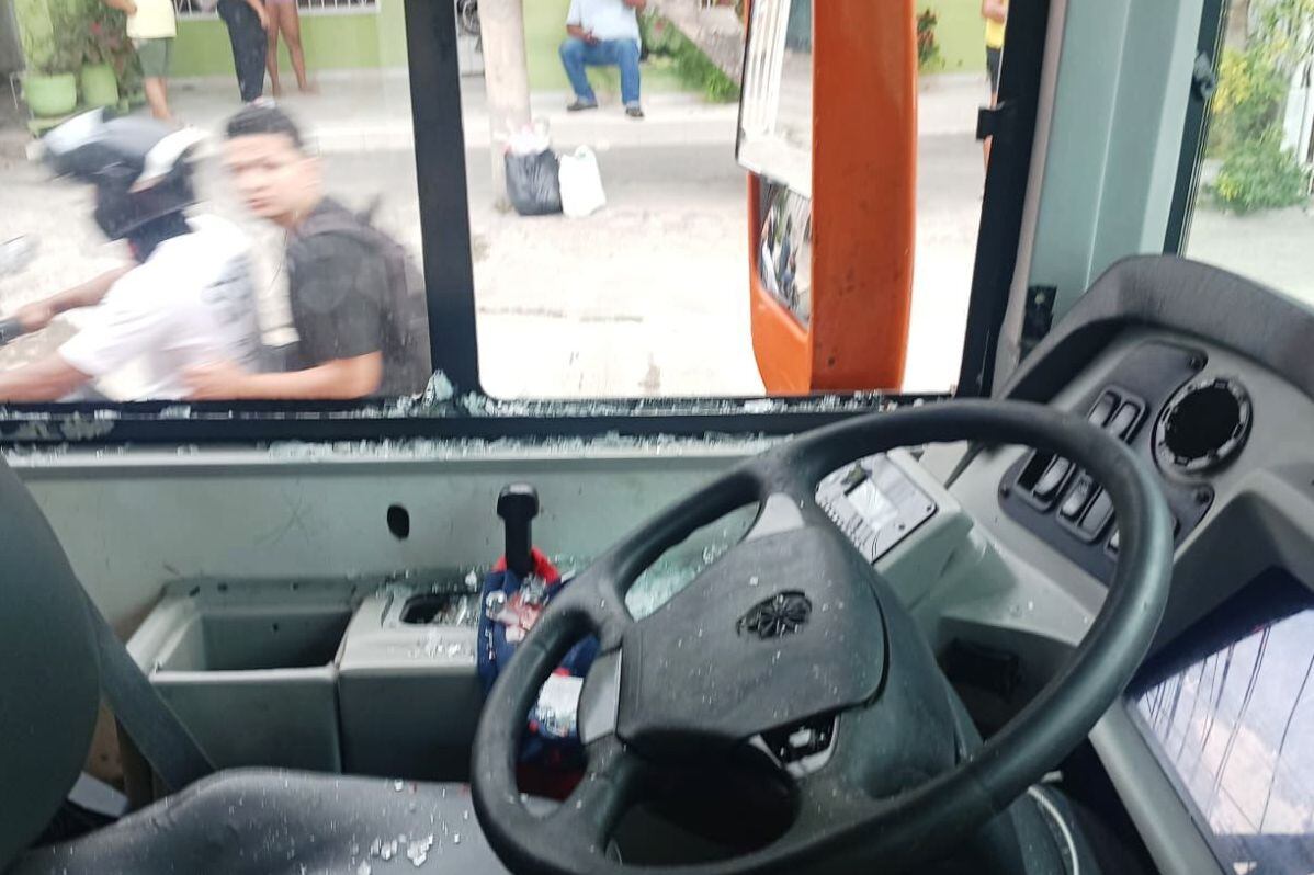 Brutal agresión de motociclista a un operador de TransCaribe