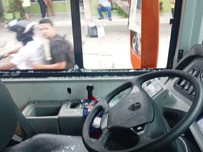 Brutal agresión de motociclista a un operador de TransCaribe