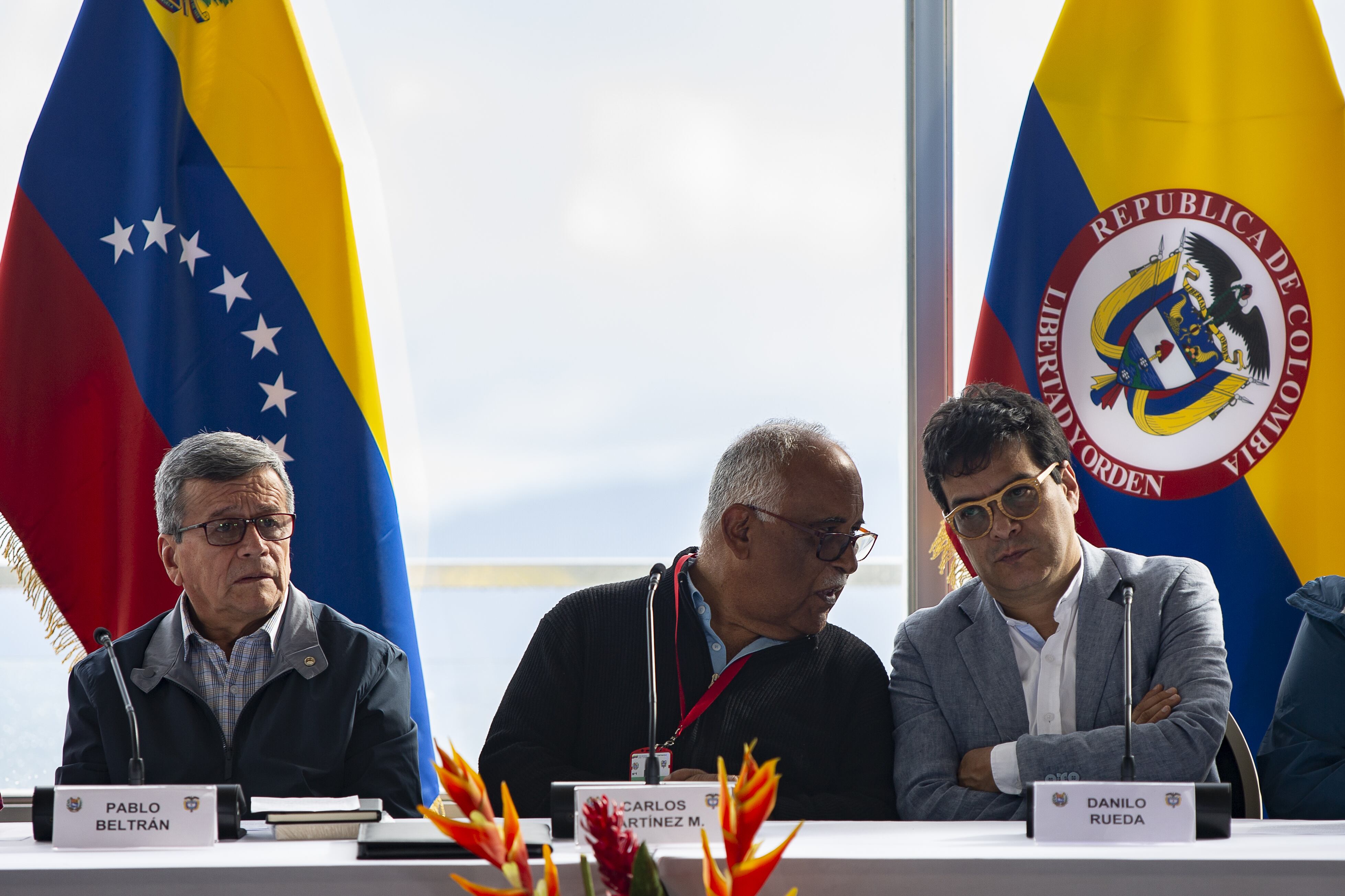 El posible nuevo embajador de Venezuela en Colombia, Carlos Martínez (cen), en medio de el jefe negociador del ELN, Pablo Beltrán (izq) y el Comisionado de Paz, Iván Danilo Rueda  (der).
(Foto: Pedro Rances Mattey/Anadolu Agency via Getty Images)