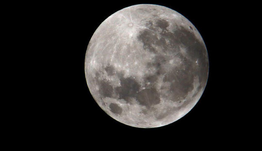 Imágenes asombrosas de la primera Luna del lobo del 2022