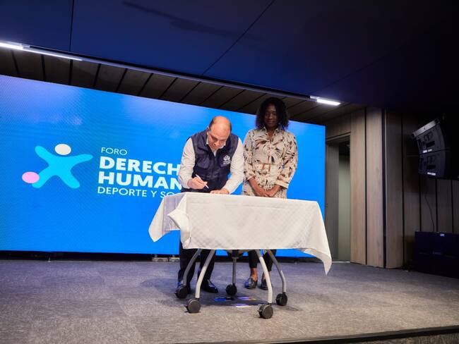 Ministra del Deporte, María Isabel Urrutia y el defensor del Pueblo, Carlos Camargo, firmando memorando de entendimiento en pro de los derechos de los deportistas / Foto: Twitter @DefensoriaCol