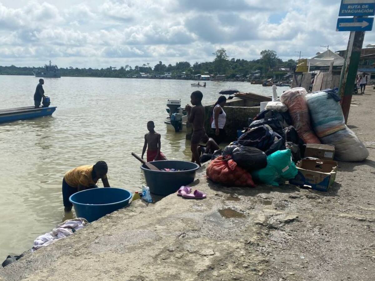 A ‘paletazo’ lavan la ropa en el Río Iscuandé