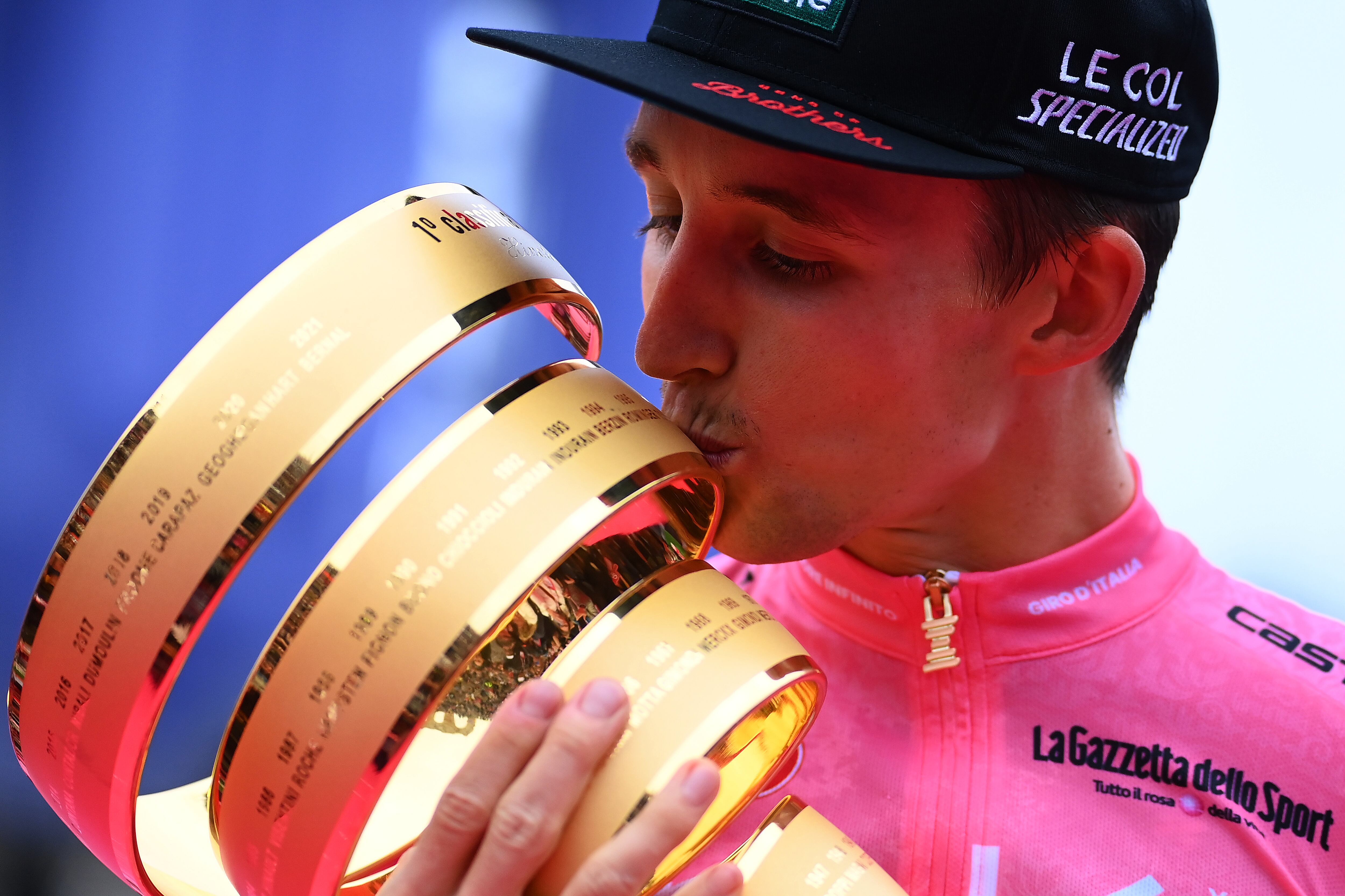 VERONA, ITALY - MAY 29: Jai Hindley of Australia and Team Bora - Hansgrohe Pink Leader Jersey celebrates at podium with the Trofeo Senza Fine as overall race winner during the 105th Giro d'Italia 2022, Stage 21 a 17,4km individual time trial stage from Verona to Verona / ITT / #Giro / #WorldTour / on May 29, 2022 in Verona, Italy. (Photo by Tim de Waele/Getty Images)