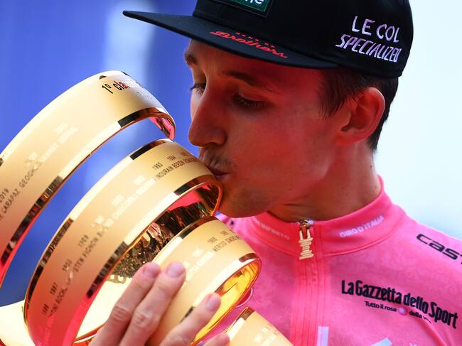 VERONA, ITALY - MAY 29: Jai Hindley of Australia and Team Bora - Hansgrohe Pink Leader Jersey celebrates at podium with the Trofeo Senza Fine as overall race winner during the 105th Giro d'Italia 2022, Stage 21 a 17,4km individual time trial stage from Verona to Verona / ITT / #Giro / #WorldTour / on May 29, 2022 in Verona, Italy. (Photo by Tim de Waele/Getty Images)