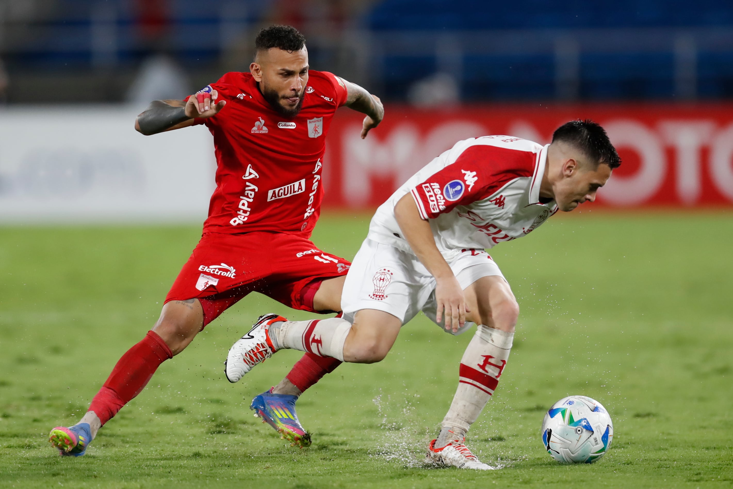 AME7859. CALI (COLOMBIA), 14/05/2025.- Duvan Vergara (i) de América disputa un balón con Tomas Guidara de Huracán este miércoles, en un partido de la fase de grupos de la Copa Sudamericana entre América de Cali y Huracán en el estadio Olímpico Pascual Guerrero, en Cali (Colombia). EFE/ Ernesto Guzmán Jr.