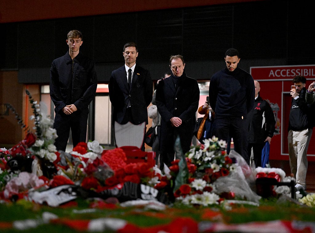 Xabi Alonso, Dean Huijsen, Trent Alexander-Arnold visitando el altar en memoria a Diogo Jota / Getty Images