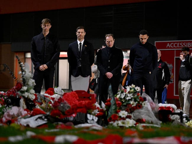 Xabi Alonso, Dean Huijsen, Trent Alexander-Arnold visitando el altar en memoria a Diogo Jota / Getty Images