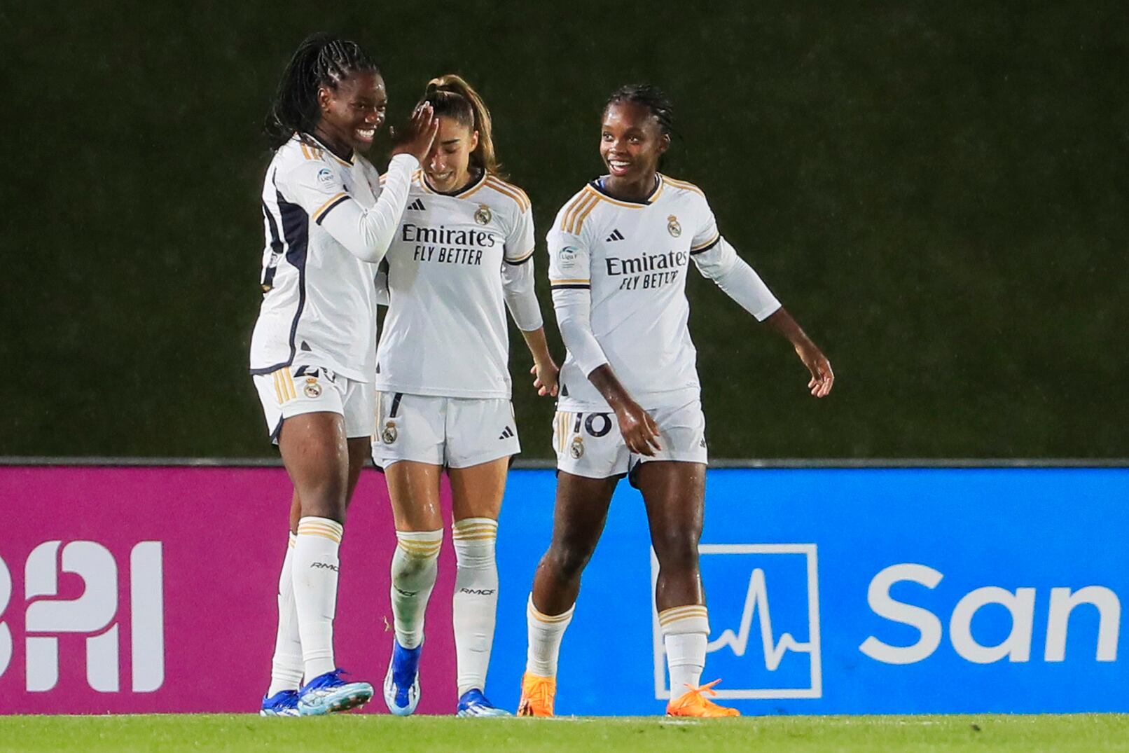 MADRID, 22/10/2023.- Las jugadoras del Real Madrid celebran su primer gol, obra de Linda Caicedo (d) ante el Levante, en el partido de la Liga F que se disputa este domingo en el estadio Alfredo di Stefano. EFE/ Fernando Alvarado