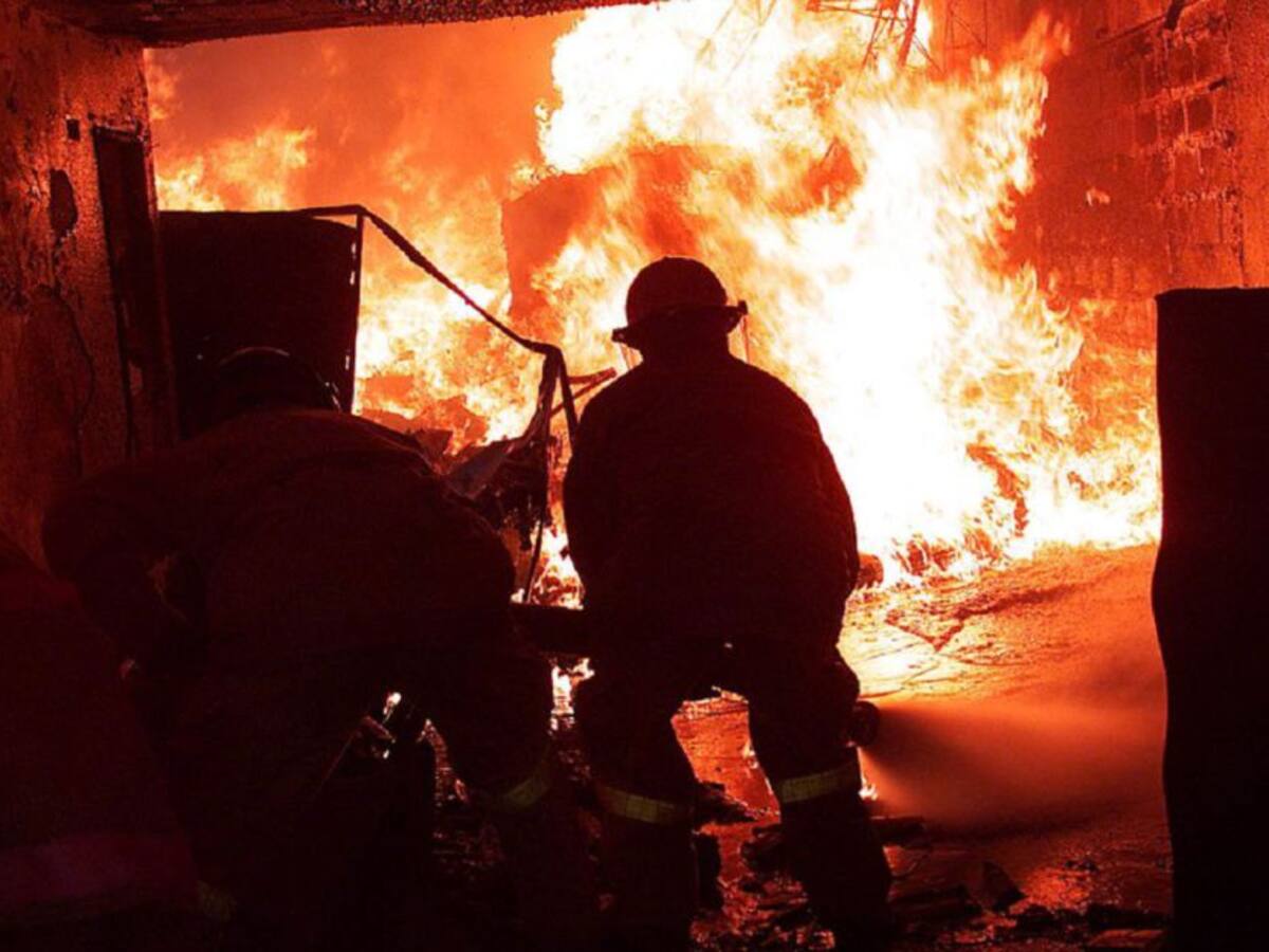 Más de 30 afectados por incendio que arrasó con siete viviendas en invasión